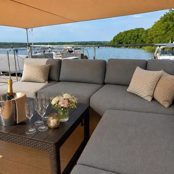 Hausboot mit Sauna - TraumZeitBoot Heidi - exklusiver Festlieger in perfekter Lage am Scharmützelsee Bad Saarow, hotelli kohteessa Bad Saarow