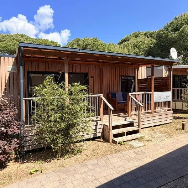 Estivo Premium Deluxe mobile homes on Camping Malibu Beach, hotel em Lido di Jesolo