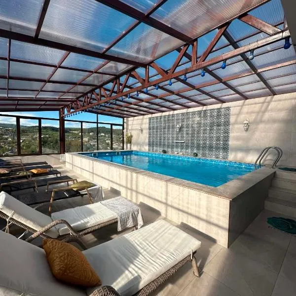 Hotel Legiandro Surami، فندق في Surami