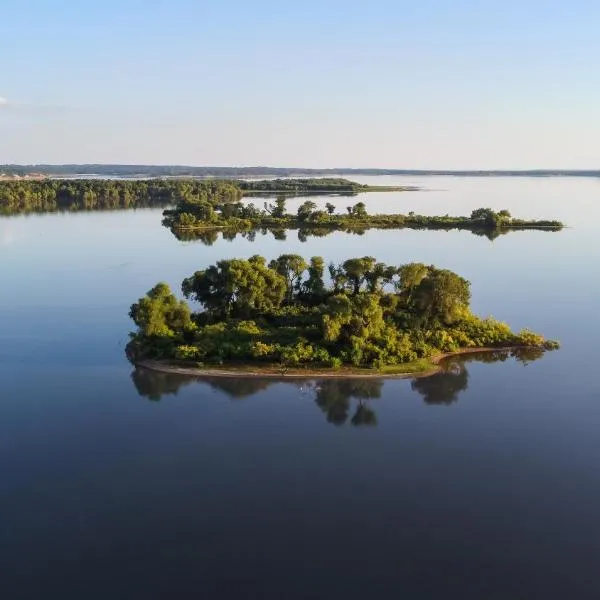 Spacious Wooden Suite #6 By The Lake at Texoma Shores Resort，位于Madill的酒店