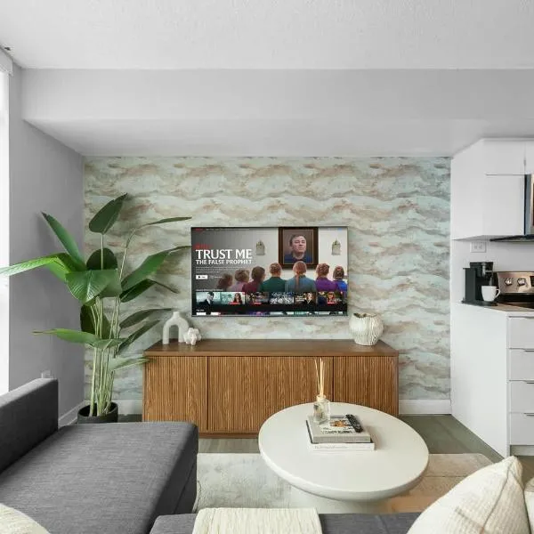 Modern 1BR Condo Walk to CN Tower & Rogers Centre, hotel em Toronto