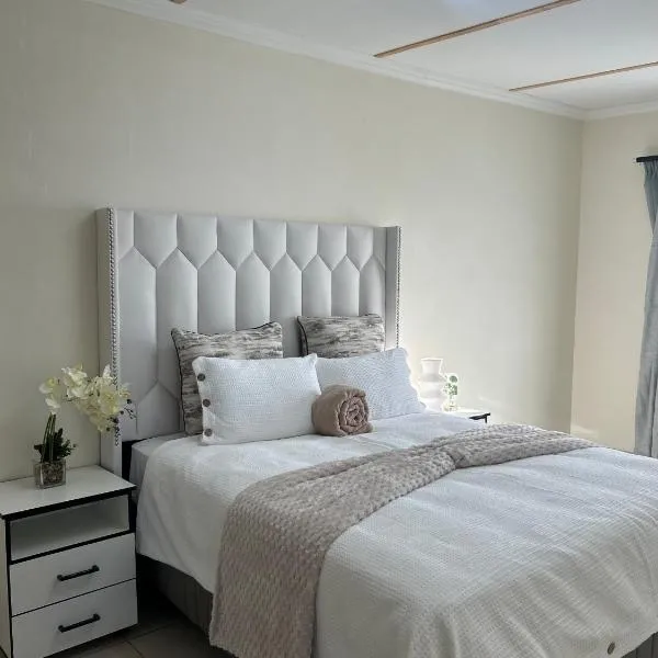 Ju's Self-Catering Guesthouse in Okakarara، فندق في Okakarara