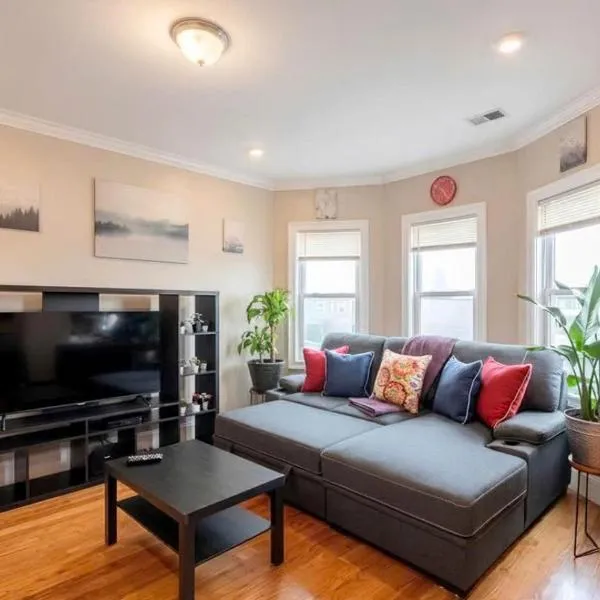 Vibrant 4BR Boston Apt - Balcony, Bathtub, TV near I-95 & Pet Friendly 903、ボストンのホテル