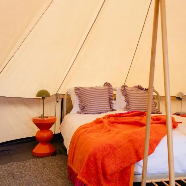 Hoeve de Binnenplaets - Glamping tent met HOTTUB, отель в городе Schimmert