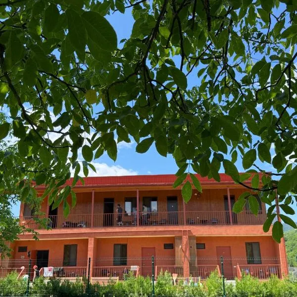 Hotel Mirioni, hotel i Oni