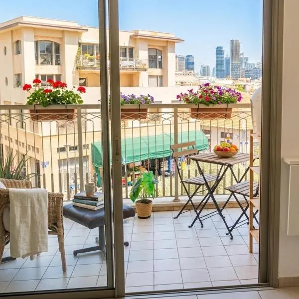 Near flea market and beach, hotel v destinácii Tel Aviv