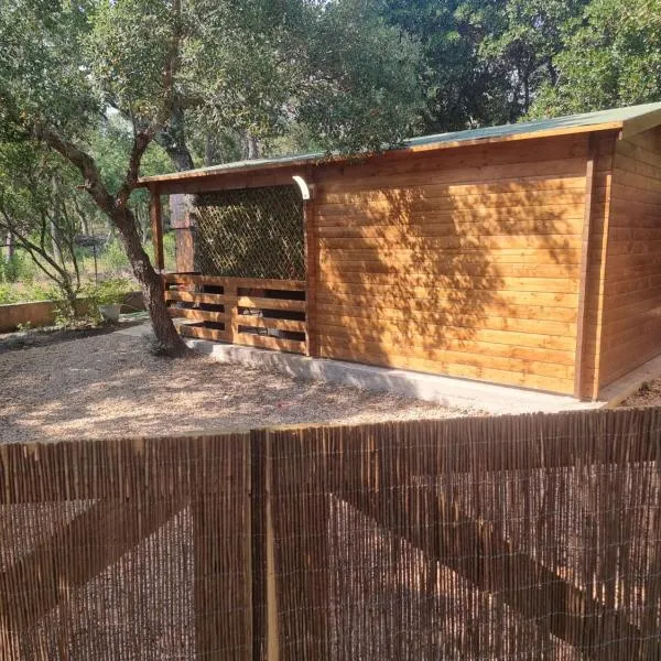 Chalet en bois avec terrasse au calme proche plage et nature, hotel v destinaci Le Muy