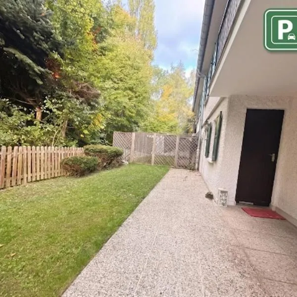 लक्सेम्बर्ग में, होटल CHL Stay apartment One-Bedroom Apartment Steps from Luxembourg Hospital-Private Garden Included