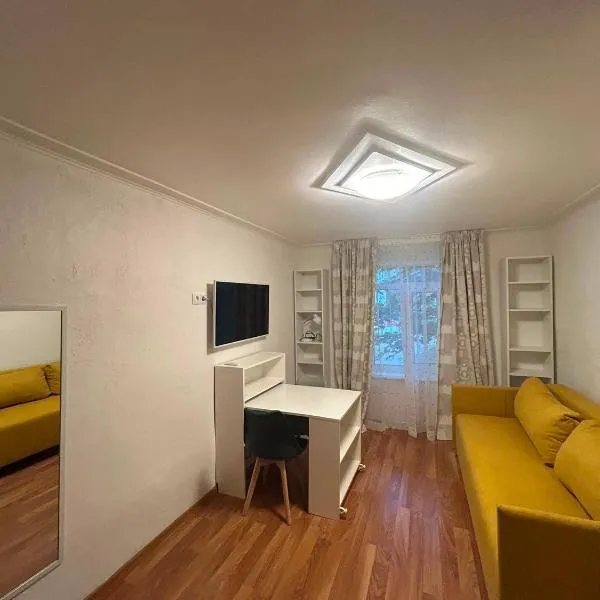 Cozy Riga Studio with Fireplace and Free Parking، فندق في ريغا