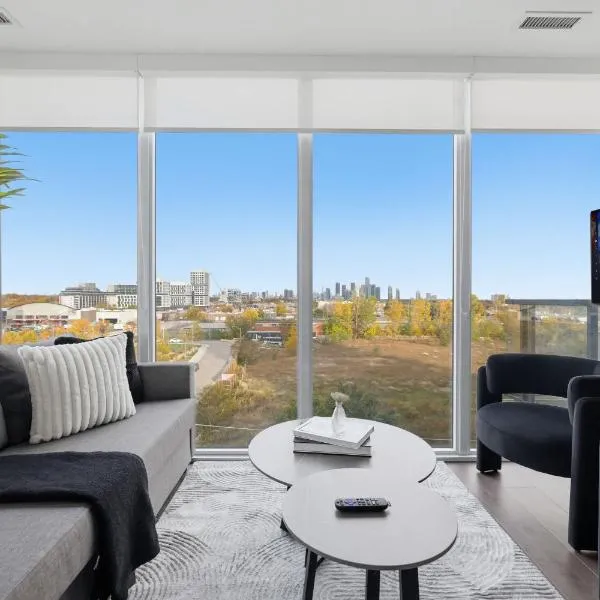 Modern 3BR Condo Sleeps 8 with Floor-to-Ceiling Views,多倫多的飯店