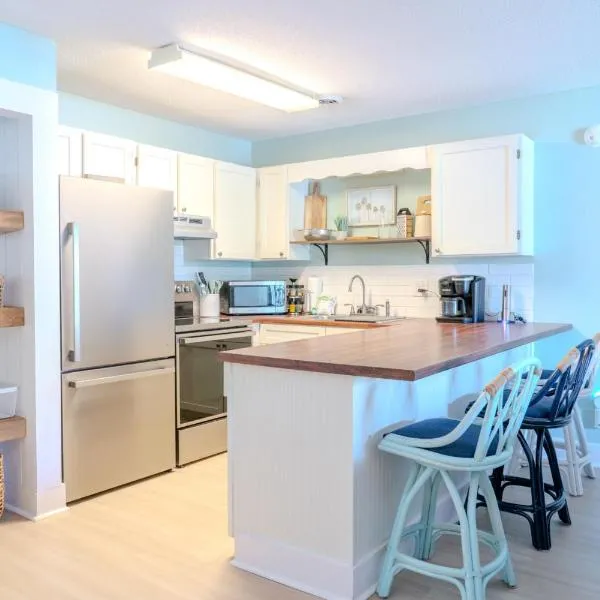 Beautifully Updated 1 Bedroom Condo-Golf Colony 19-D-Only 2 Miles To The Beach!, Hotel in Myrtle Beach