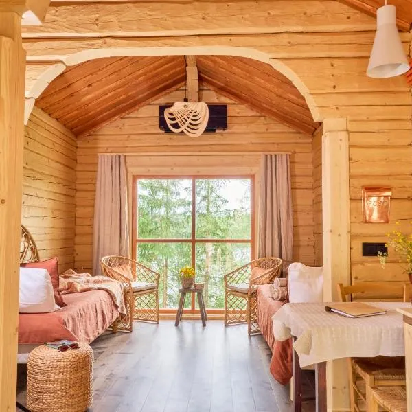 Forest Cabin Ainola with Lake View next to Nuuksio National Park, hotel en Otalampi