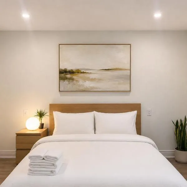 Fairview Suites- near Fairview mall, Seneca and Highway 404, отель в Торонто
