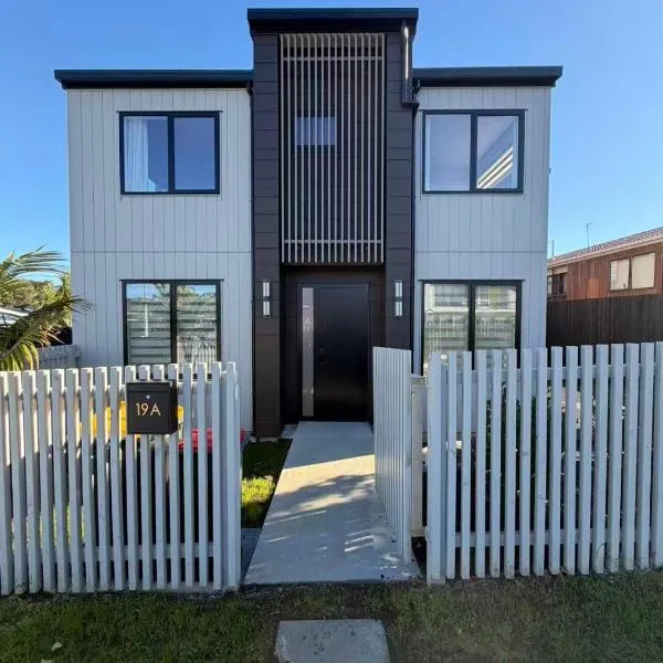 Stunning New Modern 4-bedroom Townhouse,in Pakuranga Heights, hotel u gradu Okland