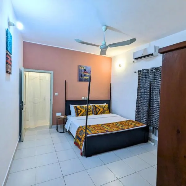 Petit Cocon de Ouidah - Chambre Cosy Climatisée - Plage a 10 min - Salon, Cuisine et balcon, hotel em Ouidah