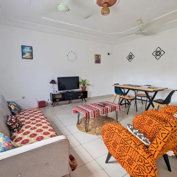 Petit Cocon de Ouidah - Chambre Cosy Climatisée - Plage a 10 min - Salon, Cuisine et balcon communs, hotel en Ouidah