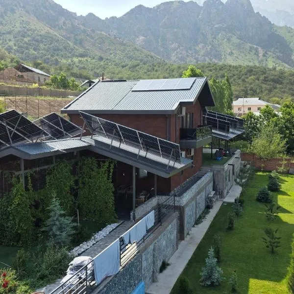 Panorama Lux Guest House, hotel u gradu Chimgan