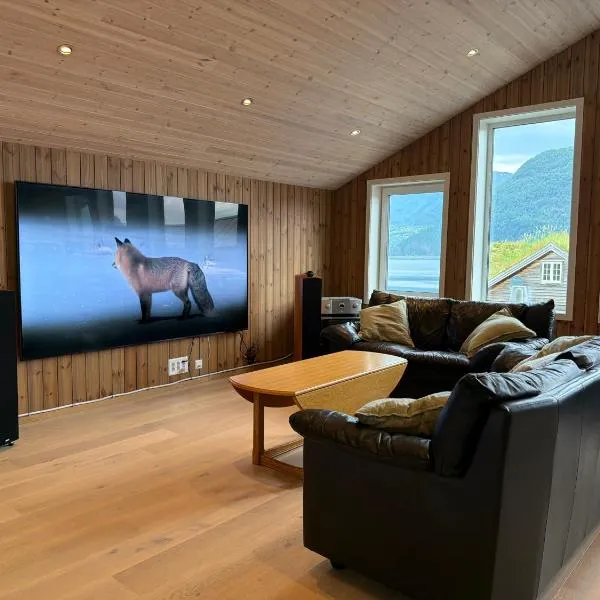 Living in a Nikolai Astrup motif 96m2, готель у місті Vassenden