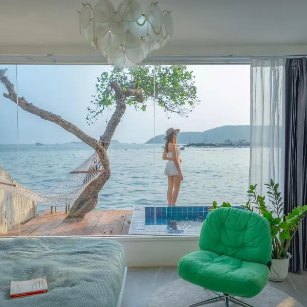 White Beachfront Pool Villa Koh Larn – hotel w mieście Ko Larn