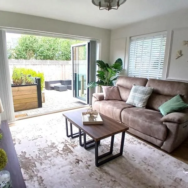 Luxury Modern Bungalow Louth - EV friendly & parking - Close to Riverside Walks & Pub، فندق في لاوث