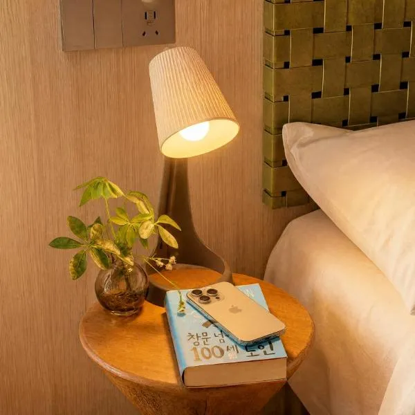Disse Graffiti International Hotel Shanghai, 24 Hours 7 Days Free Airport Shuttle Service, 500 Meters Straight Ahead From The Airport Terminal, hotel Sanghajban