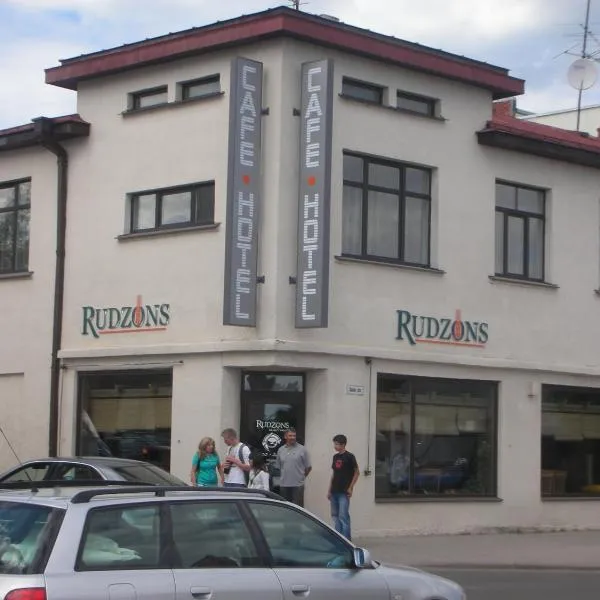 Cafe Hotel Rudzons, hotelli kohteessa Madona
