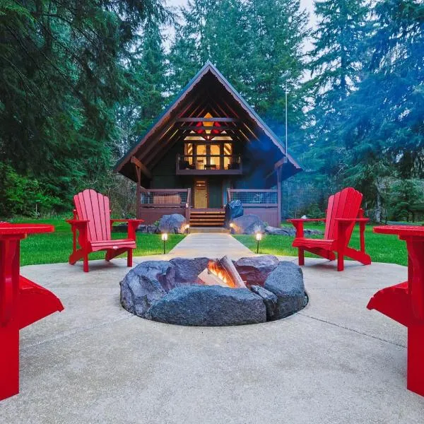 애쉬포드에 위치한 호텔 Red Tail Rendezvous A-Frame Cabin Hot Tub Near Mt Rainier