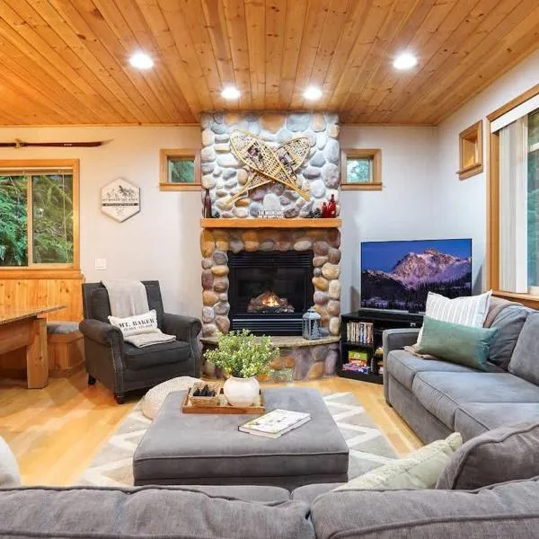 Snowline Hillside Chalet, hotel en Glacier