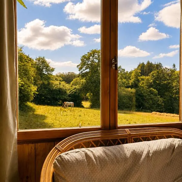 Tiny house a la ferme, hotel in Huelgoat