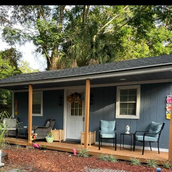 Tiny home barn style in backyard with Animals, hotelli Orlandossa