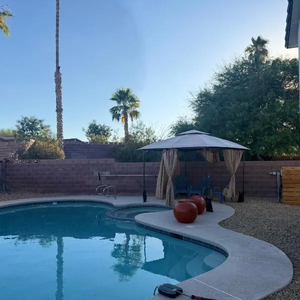 4 bedroom Luxuriously Furnished Modern Mansion With Pool, Spa, and Patio, hôtel à Las Vegas