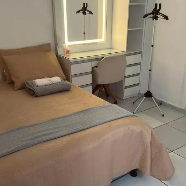 Quarto aconchegante com penteadeira LED - n 326A, ξενοδοχείο σε Petrolina