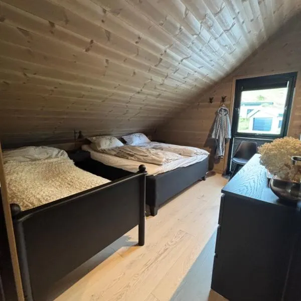 Rom med eget bad til leie felles inngang Uten kjøkken og stue Kun overnatting, hotel a Tjørhom