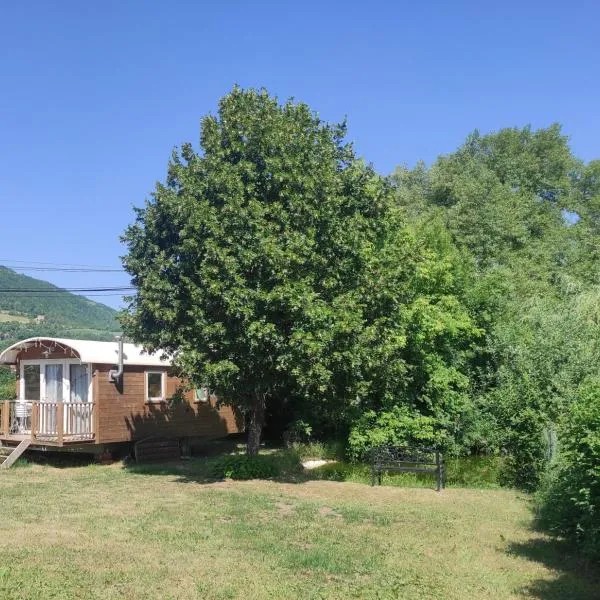 Roulotte tout confort au pied des montagnes, hotel di Manteyer