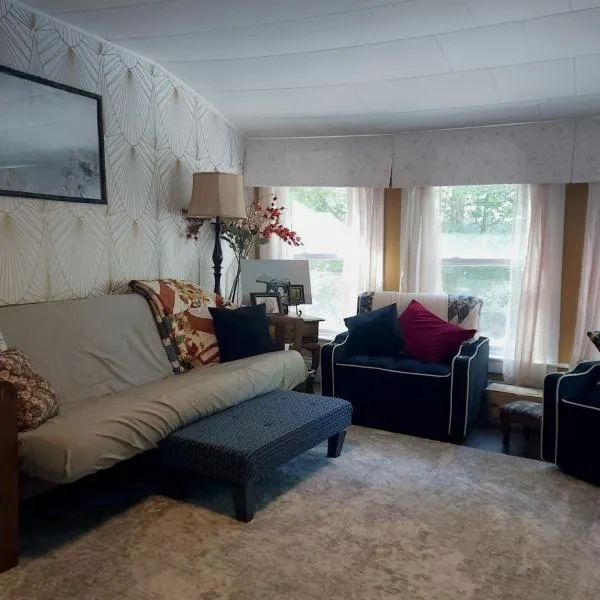 The Parlour 2 bedroom Sleeps 4-6 โรงแรมในRumford