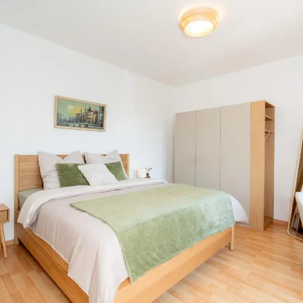 Cozy Apartment with Home Cinema & Balcony, hotel din Dresda