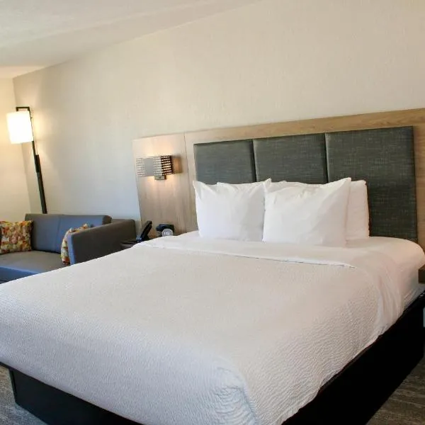 The Cairn Hotel، فندق في سيدار سيتي