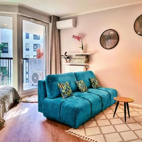 NEW APARTMENT near METRO & MALL in Green Oasis, hotelli Varsovassa