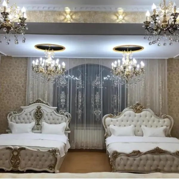 4-Bedroom Family Cottage in Almaty, hotell sihtkohas Almatõ