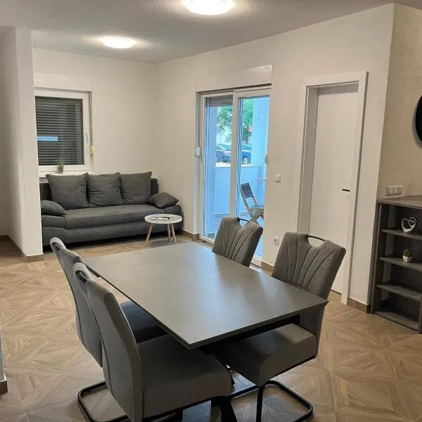 Apartmani Kaštelina: Vir şehrinde bir otel