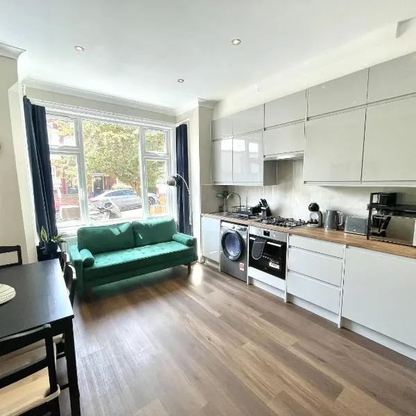 Stylish 2BR Flat 3 Mins to Wembley Stadium, Hotel in London