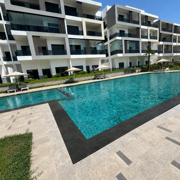 Appartement de luxe - Vue sur mer & 2 piscines, מלון בMansouria