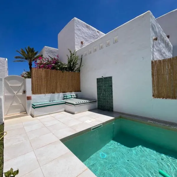 Dar Lisa - Charming authentic beachfront villa, hotel u gradu 'Aghīr'