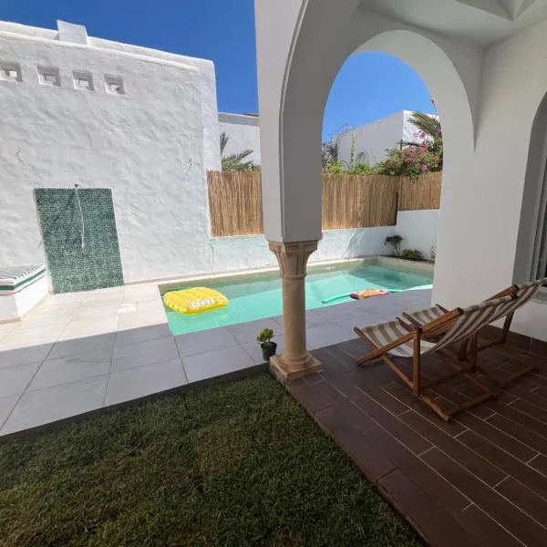 Dar Lisa - Charming authentic beachfront villa, hotel v destinácii Aghīr