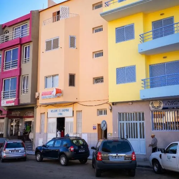 Spacious apartment in Mindelo, mountain view, 164 m², hotel en Mindelo