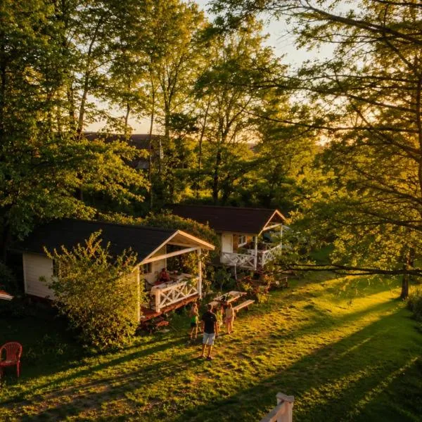 Forteca, rustykalne drewniane domki nad brzegiem stawu, łazienki współdzielone, готель у місті Uciechów