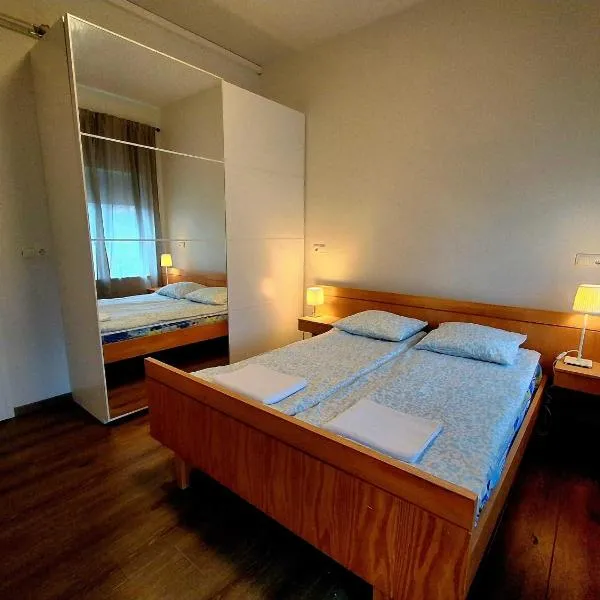 KEF QuickStay Apartments: Keflavík şehrinde bir otel