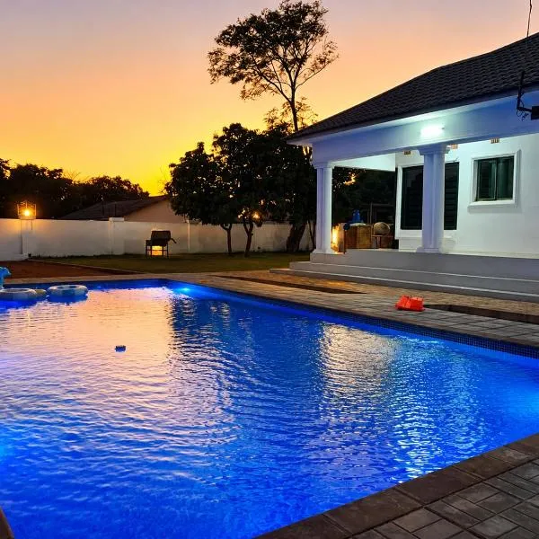 Viesnīca Poinsettia White House - Exclusive Private Villa with Pool pilsētā Livingstona