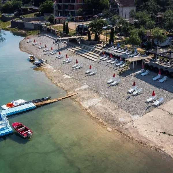 Wooden lakefront bungalow 'Miris Ljeta', хотел в Jablanica