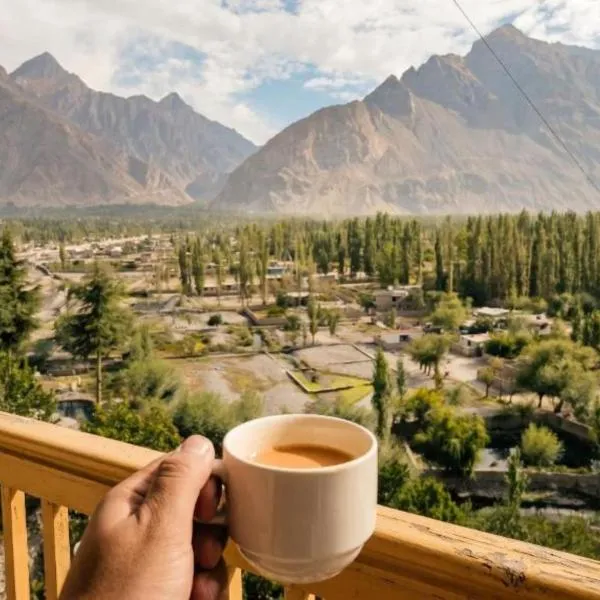 Hotel Mashabrum Skardu Free Breakfast Mountain View Family Rooms & Free WiFi، فندق في سكردو